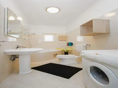 Kupaonica u objektu Grebastica Poolside Villa