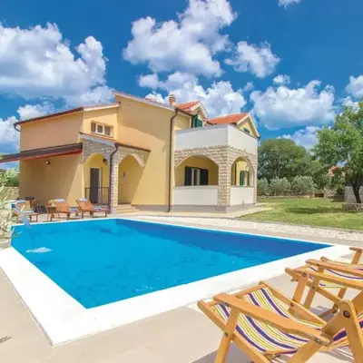 Four-Bedroom Holiday Home In Miljevci