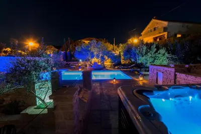 Bazen u objektu Family-friendly apartments with swimming pool Murter - 16655 ili u blizini