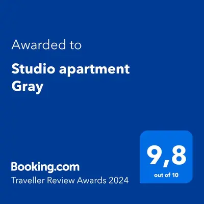 Certifikat, nagrada, logo ili neki drugi dokument izložen u objektu Studio apartment Gray