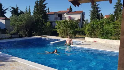 Bazen u objektu Villa Ivanka Murter ap A sa grijanim bazenom i besplatnim parkingom ili u blizini