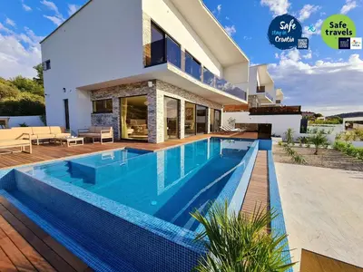 Bazen u objektu Villa Ramarin 1 with heated pool, jacuzzi and sauna by the sea in Rogoznica ili u blizini