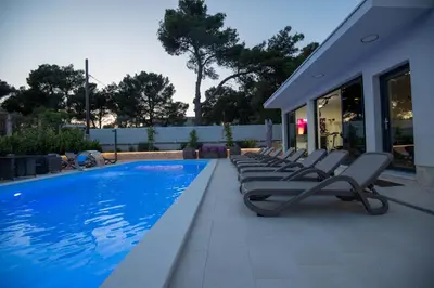 Bazen u objektu Apartmani Villa Lavanda II ili u blizini