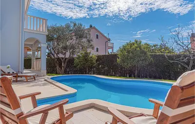 Bazen u objektu 4 Bedroom Cozy Home In Vodice ili u blizini