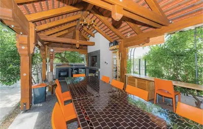Popločani dio dvorišta ili vanjski dio objekta Two-Bedroom Apartment In Grebastica