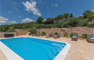 Bazen u objektu Cozy Apartment In Sibenik ili u blizini