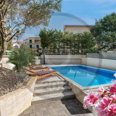 4 Bedroom Amazing Apartment In