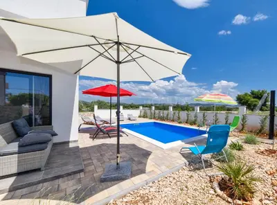 Bazen u objektu Villa Adriatic Sunrise ili u blizini